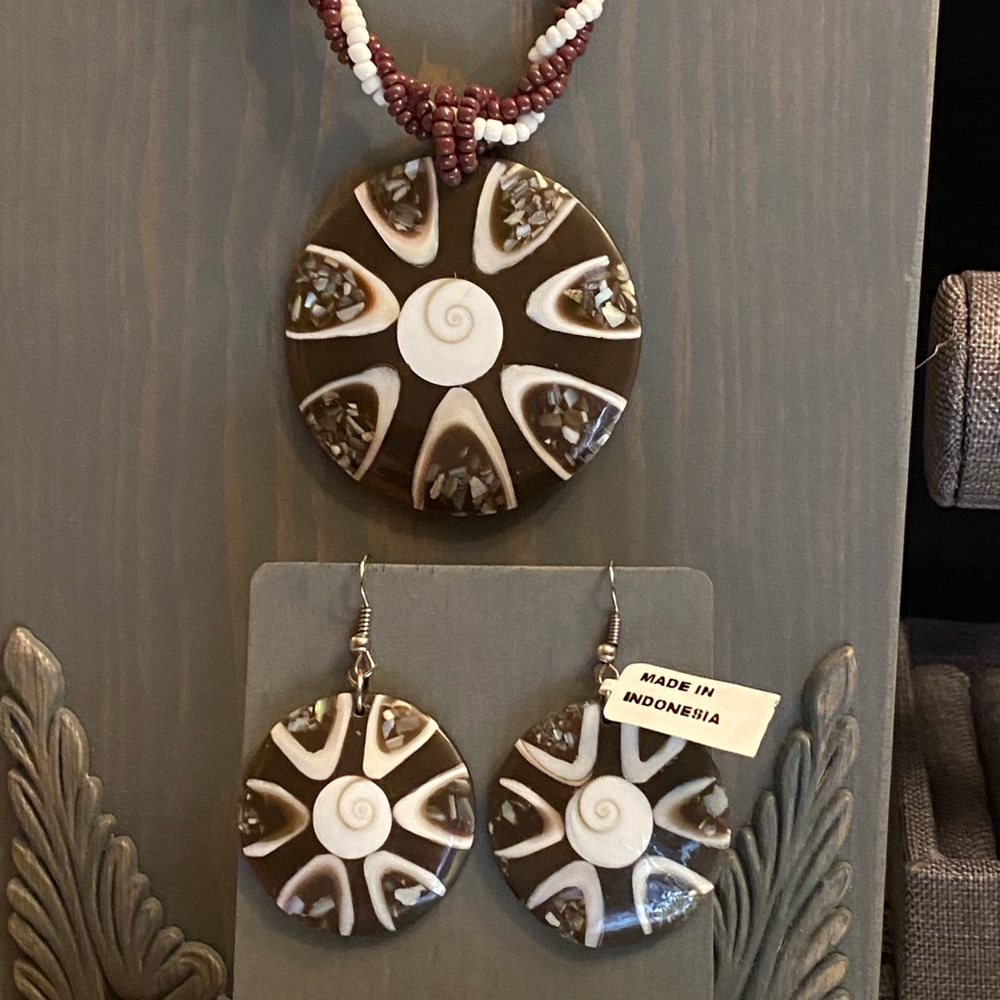Shiva Shell earrings and necklace combination on twisted seed bead cord. NWT. - Picture 8 of 9